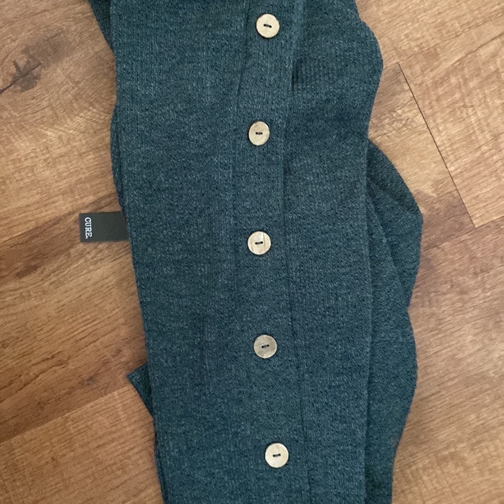 NWT Cure hi-low green sweater with wooden button detail. Size 2XL - Picture 2 of 8